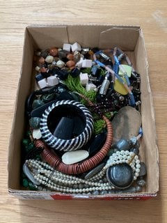 A BOX OF VINTAGE AND COSTUME JEWELLERY: LOCATION - CR