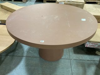 AM PM ARGINE ROUND ROCK STONE GARDEN TABLE IN TERRACOTTA - RRP £1325: LOCATION - A4