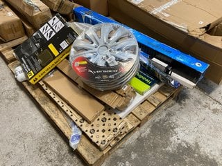 PALLET OF ASSORTED AUTOMOTIVE ITEMS TO INCLUDE VERSACO 16" WHEEL COVERS: LOCATION - B2