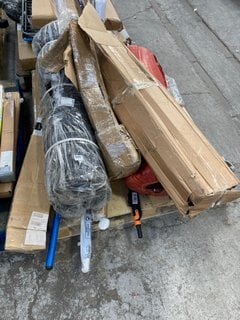 PALLET OF ASSORTED OUTDOOR ITEMS TO INCLUDE 4-PRONG GARDEN FORK: LOCATION - B2