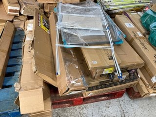 PALLET OF ASSORTED HOUSEHOLD ITEMS TO INCLUDE LADDER ROOF HOOK: LOCATION - B2