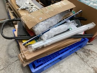 PALLET OF ASSORTED HOUSEHOLD ITEMS TO INCLUDE BLACK METAL STEP LADDER: LOCATION - B3