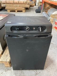 SMAD 40L ELECTRIC/GAS CAMPING FRIDGE: LOCATION - B5