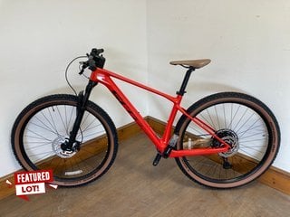 SCOTT SCALE 940 HARDTAIL MOUNTAIN BIKE IN FLORIDA RED RRP - £1440: LOCATION - PB