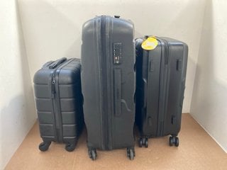 3 X ASSORTED TRAVEL SUITCASES IN BLACK IN SIZES S/M/L: LOCATION - WH8