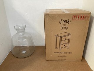 3 DRAWER BEDSIDE IN STONE GREY TO INCLUDE LARGE HYDRIA GLASS VASE: LOCATION - H4