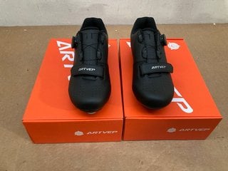 2 X ART VEP CYCLING SHOES IN BLACK - UK SIZE 7: LOCATION - G5