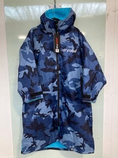 DRY-ROBE ADVANCE LONG SLEEVE V3 CHANGING ROBE - BLUE CAMO - SIZE SMALL - RRP £165: LOCATION - BOOTH