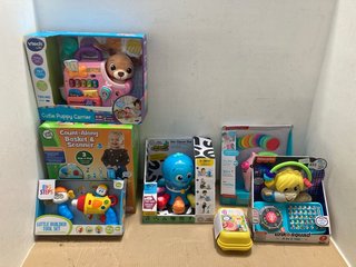 7 X ASSORTED CHILDRENS TOYS TO INCLUDE FISHER PRICE COUNT AND RUMBLE PIGGY BANK: LOCATION - F16