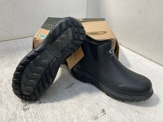 MENS GRUBS SHORELINE 4.0 BOOTS IN BLACK UK SIZE 6: LOCATION - F15