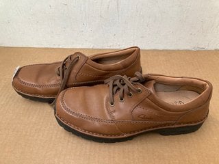 MENS CLARKS ACTIVE AIR LACE UP SHOES IN BROWN UK SIZE 10: LOCATION - F7