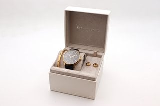 MICHAEL KORS LADIES PYPER LEATHER STRAP WATCH, GOLD-TONE BRACELET & EARRING GIFT SET - MODEL MK1077SET - RRP £279: LOCATION - BOOTH