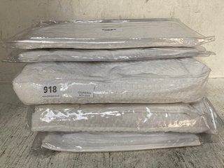 5 X ASSORTED WHITE BATH TOWELS IN VARIOUS SIZES: LOCATION - E1