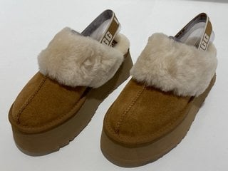 UGG WOMEN'S FUNKETTE SUEDE FLATFORM SLIPPERS - CHESTNUT - UK 6 - RRP £110: LOCATION - LUXURY