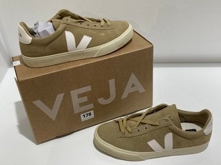 VEJA WOMEN'S CAMPO SUEDE TRAINERS - DUNE WHITE - UK 8 - RRP £125: LOCATION - LUXURY