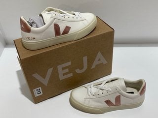 VEJA WOMEN'S CAMPO CHROME FREE LEATHER TRAINERS - EXTRA WHITE/NACRE - UK 3/EU 36 - RRP £140: LOCATION - LUXURY