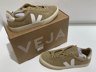 VEJA MEN'S CAMPO SUEDE TRAINERS - DUNE/WHITE - UK 8 - RRP £140: LOCATION - LUXURY