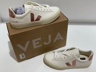 VEJA WOMEN'S CAMPO CHROME FREE LEATHER TRAINERS - EXTRA WHITE/NACRE - UK 5/EU 38 - RRP £140: LOCATION - LUXURY