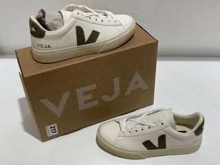 VEJA WOMEN'S CAMPO CHROME FREE LEATHER TRAINERS - EXTRA WHITE/KHAKI - UK 2 - RRP £140: LOCATION - LUXURY