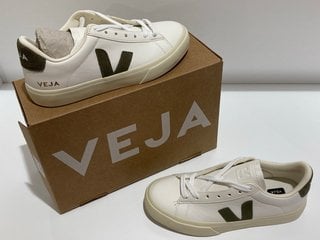 VEJA WOMEN'S CAMPO CHROME FREE LEATHER TRAINERS - EXTRA WHITE/KHAKI - UK 5 - RRP £125: LOCATION - LUXURY