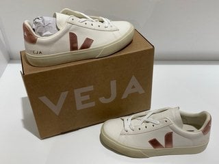 VEJA WOMEN'S CAMPO CHROME FREE LEATHER TRAINERS - EXTRA WHITE/NACRE - UK 5/EU 38 - RRP £140: LOCATION - LUXURY