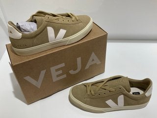 VEJA MEN'S CAMPO SUEDE TRAINERS - DUNE/WHITE - UK 9 - RRP £140: LOCATION - LUXURY