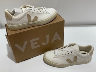 VEJA WOMEN'S CAMPO CHROME FREE LEATHER TRAINERS - EXTRA WHITE/ALMOND - UK 7 - RRP £130: LOCATION - LUXURY