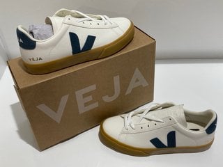 VEJA MEN'S CAMPO CHROME FREE LEATHER TRAINERS - EXTRA WHITE/CALIFORNIA/NATURAL - UK 7 - RRP £140: LOCATION - LUXURY