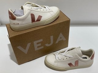 VEJA WOMEN'S CAMPO CHROME FREE LEATHER TRAINERS - EXTRA WHITE/NACRE - UK 4/EU 37 - RRP £140: LOCATION - LUXURY