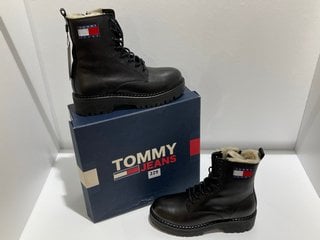 TOMMY JEANS WOMEN'S FLAG LEATHER LACE UP BOOTS - BLACK - UK 6.5 - RRP £170: LOCATION - LUXURY