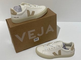 VEJA WOMEN'S CAMPO CHROME FREE LEATHER TRAINERS - EXTRA WHITE/ALMOND - UK 2 - RRP £125: LOCATION - LUXURY