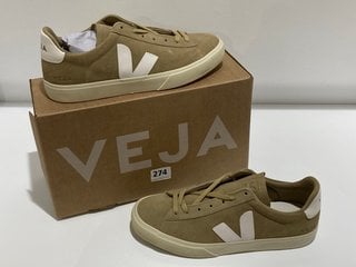 VEJA MEN'S CAMPO SUEDE TRAINERS - DUNE/WHITE - UK 9 - RRP £140: LOCATION - LUXURY