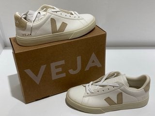 VEJA WOMEN'S CAMPO CHROME FREE LEATHER TRAINERS - EXTRA WHITE/ALMOND - UK 7 - RRP £125: LOCATION - LUXURY