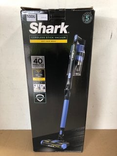 SHARK CORDLESS ANTI HAIR WRAP VACUUM CLEANER - MODEL NO. IZ202UK RRP £169: LOCATION - PB