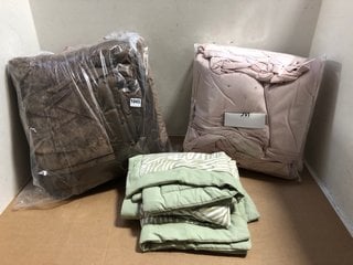 QTY OF ASSORTED SOFT FURNISHINGS ITEMS TO INCLUDE COZEE HOME CRUSHED VELVET FILLED BEDSPREAD WITH SATIN BORDER: LOCATION - AR3