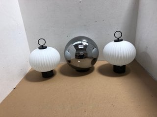 3 X ASSORTED HOUSEHOLD ITEMS TO INCLUDE K BY KELLY HOPPEN INDOOR/OUTDOOR GLASS LANTERN: LOCATION - AR7