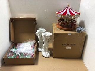 3 X ASSORTED HOUSEHOLD ITEMS TO INCLUDE MR CHRISTMAS 12" CRYSTAL CAROUSEL: LOCATION - AR8