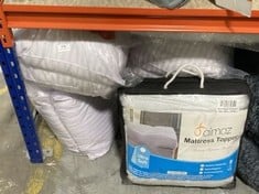 QTY OF ASSORTED BEDDING ITEMS TO INCLUDE SMALL DOUBLE MATTRESS TOPPER