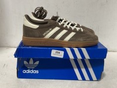 ADIDAS WOMENS HANDBALL SPEZIAL EARTH STRATA OFF WHITE GUM SOLE IN SIZE UK 5