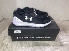 2 X ASSORTED ADULTS TRAINERS TO INCLUDE WOMENS UNDER ARMOUR U A W SURGE 3 TRAINERS IN BLACK SIZE 3