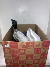 QTY OF ASSORTED ADULTS SHOES TO INCLUDE MENS ALSO TRAINERS IN GREY SIZE 9