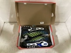 NIKE AIR MAX PLUS IN BLACK/RACER BLUE SIZE 9