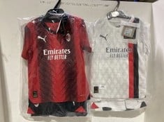 2 X ASSORTED CHILDRENS FOOTBALL KITS TO INCLUDE AC MILAN AWAY MINIKIT AGE 4-5 YEARS