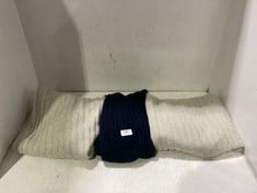 3 X ASSORTED ADULTS BRANDED CLOTHING TO INCLUDE ABERCROMBIE & FINCH MENS KNITTED SWEATER IN NAVY SIZE XXL