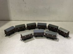 BOX OF ASSORTED MODEL TRAIN CARRIAGES TO INCLUDE WRENN LTD SR 12T TRAIN CARRIAGE