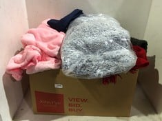 BOX OF ASSORTED CLOTHES TO INCLUDE LADIES COWLNECK FLEECE NAVY - SIZE L/XL