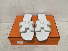 HERMES PARIS WHITE LEATHER SANDALS - SIZE 39½