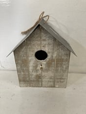 APPROX 168 X STONE THE CROWS MEDIUM BIRD HOUSE - TOTAL RRP £864 TO INCLUDE 24 X STONE THE CROWS SMALL BIRD HOUSE - TOTAL RRP £96