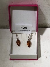 A PAIR OF HALLMARKED STERLING SILVER EARRINGS