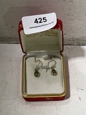 A PAIR OF HALLMARKED STERLING SILVER EARRINGS